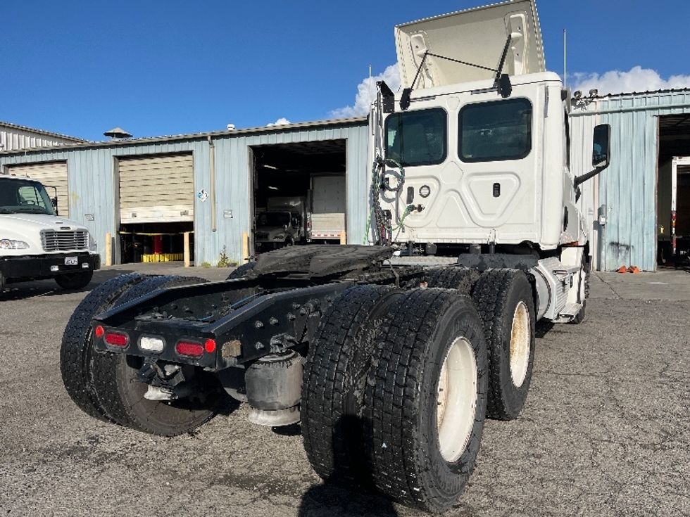 2020 Freightliner Cascadia 126" Day cab photo 7