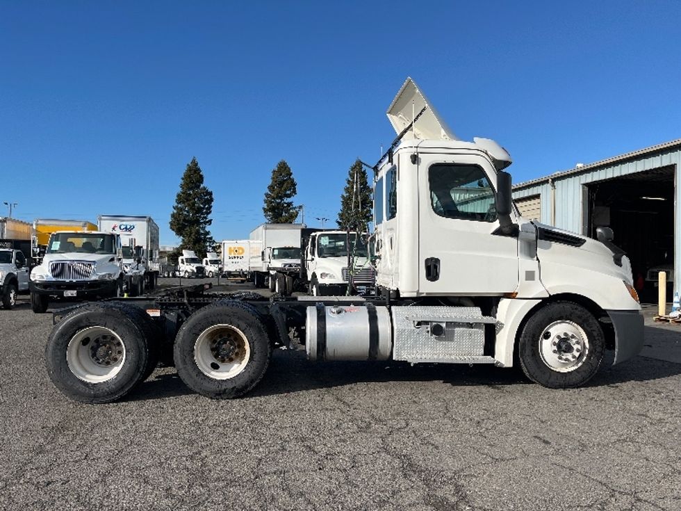 2020 Freightliner Cascadia 126" Day cab photo 8