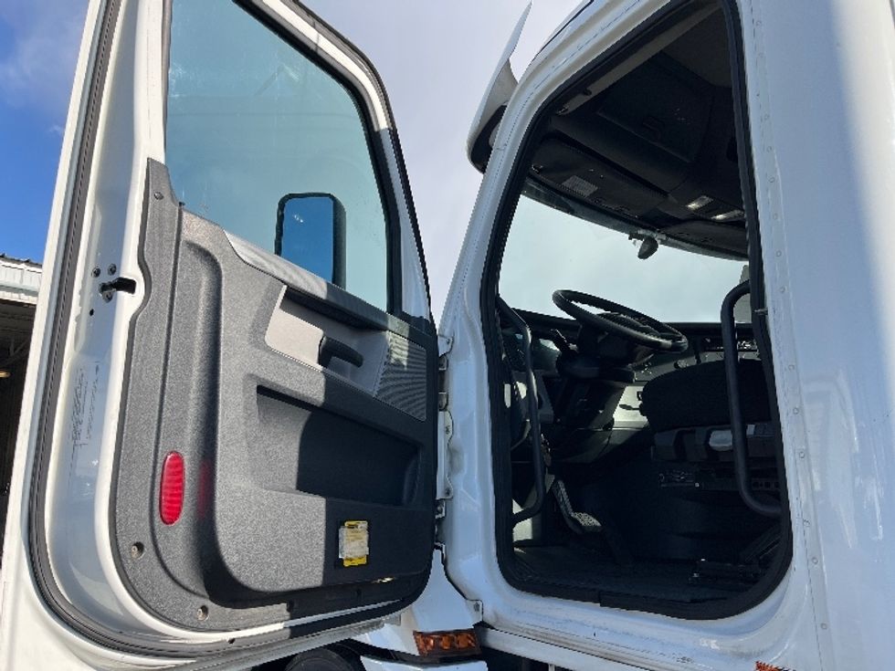 2020 Freightliner Cascadia 126" Day cab photo 9