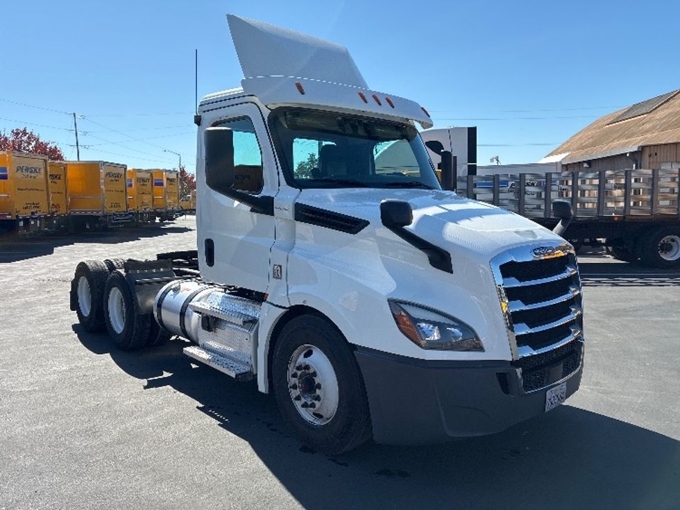 Day Cab Tractor-Heavy Duty Tractors-Freightliner-2020-T12664ST-West Sacramento-CA-341,645\n\t\tmiles-$ 59,750 - Image 1