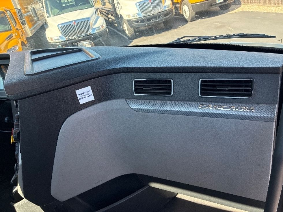 Day Cab Tractor-Heavy Duty Tractors-Freightliner-2020-T12664ST-West Sacramento-CA-341,645\n\t\tmiles-$ 59,750 - Image 13