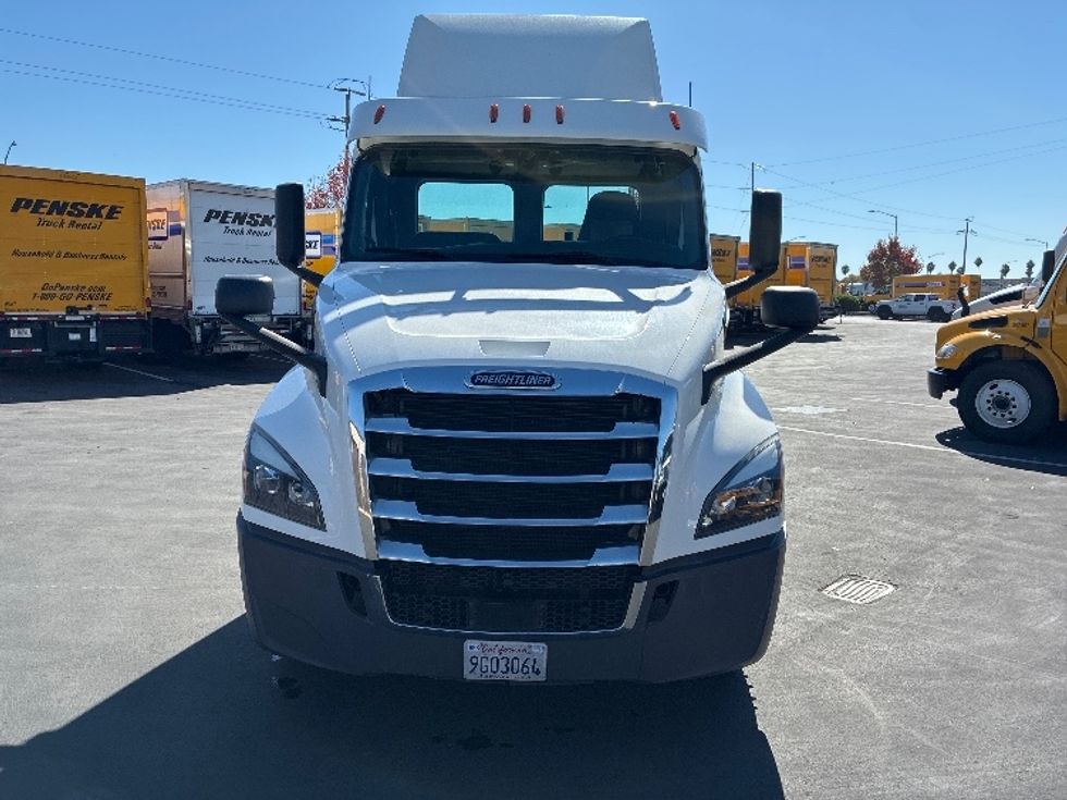 Day Cab Tractor-Heavy Duty Tractors-Freightliner-2020-T12664ST-West Sacramento-CA-341,645\n\t\tmiles-$ 59,750 - Image 2