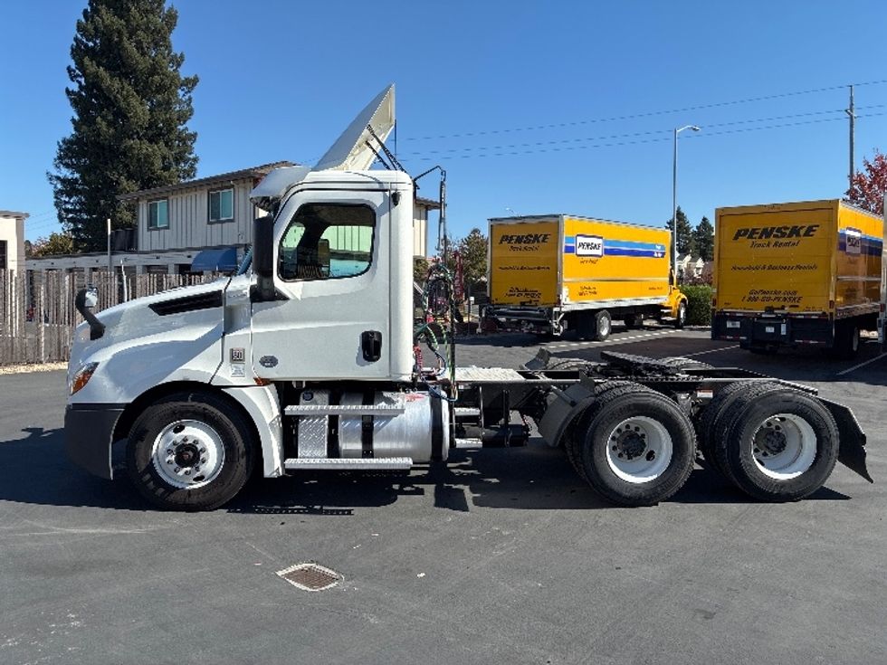 Day Cab Tractor-Heavy Duty Tractors-Freightliner-2020-T12664ST-West Sacramento-CA-341,645\n\t\tmiles-$ 59,750 - Image 4