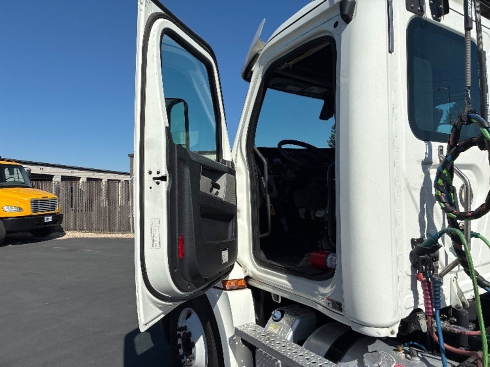 Day Cab Tractor-Heavy Duty Tractors-Freightliner-2020-T12664ST-West Sacramento-CA-341,645\n\t\tmiles-$ 59,750 - Image 9