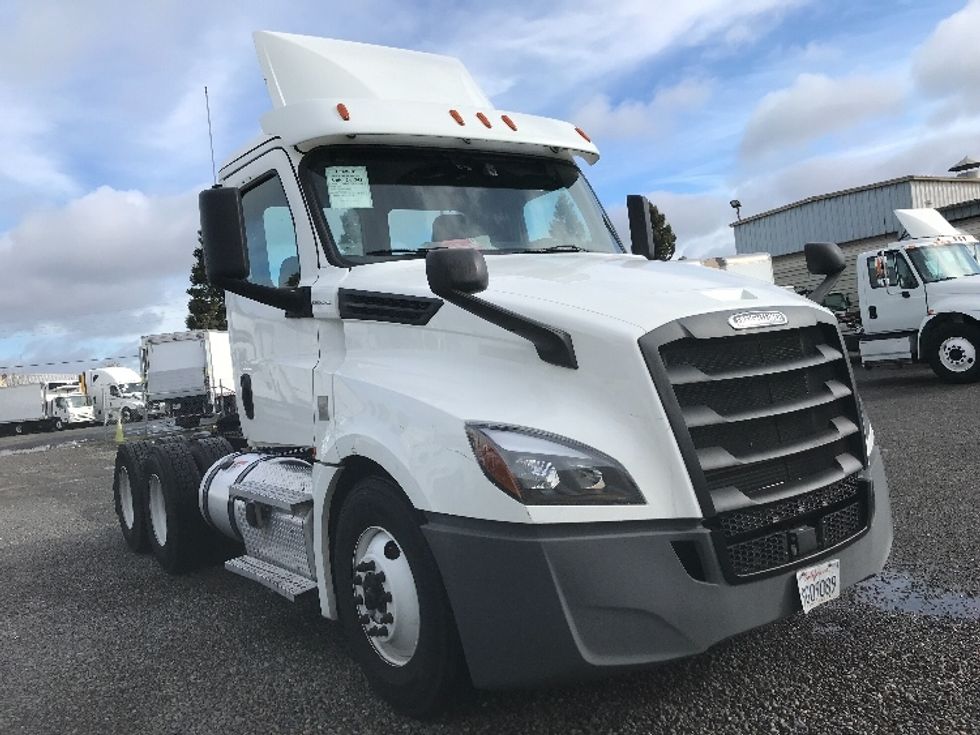 Day Cab Tractor-Heavy Duty Tractors-Freightliner-2020-T12664ST-West Sacramento-CA-343,489\n\t\tmiles-$ 64,000 - Image 1
