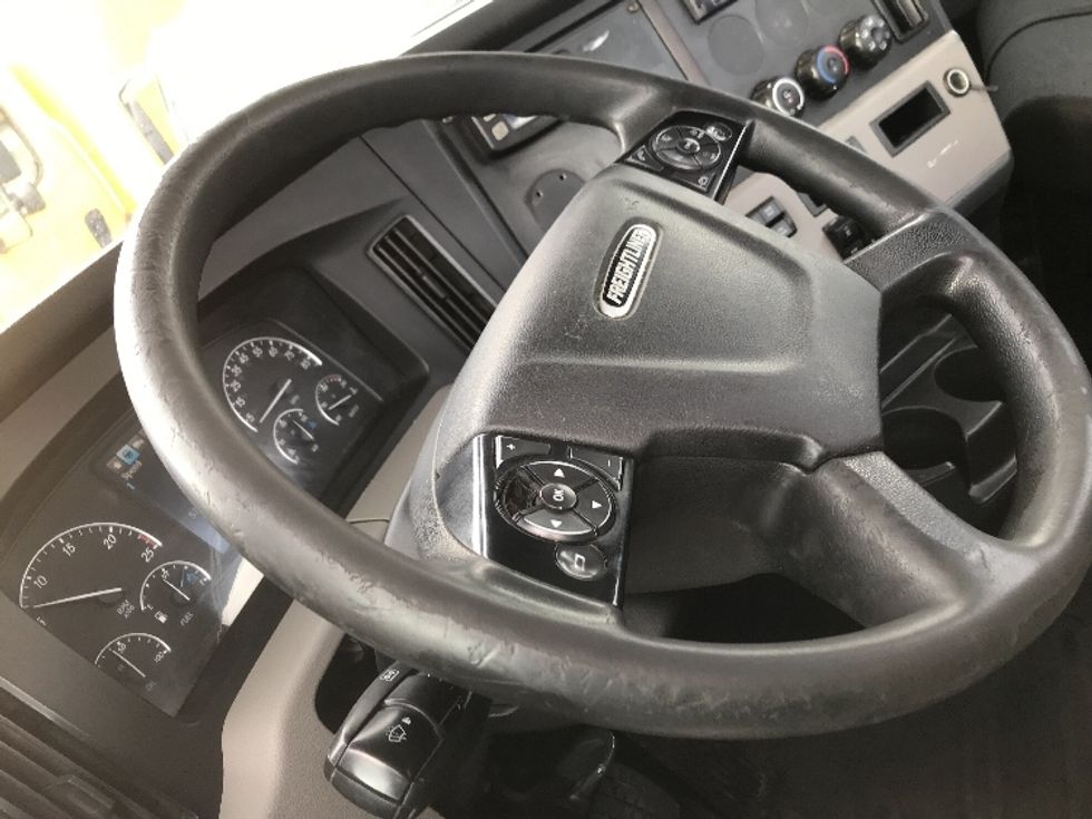 2020 Freightliner Cascadia 126" Day cab photo 9