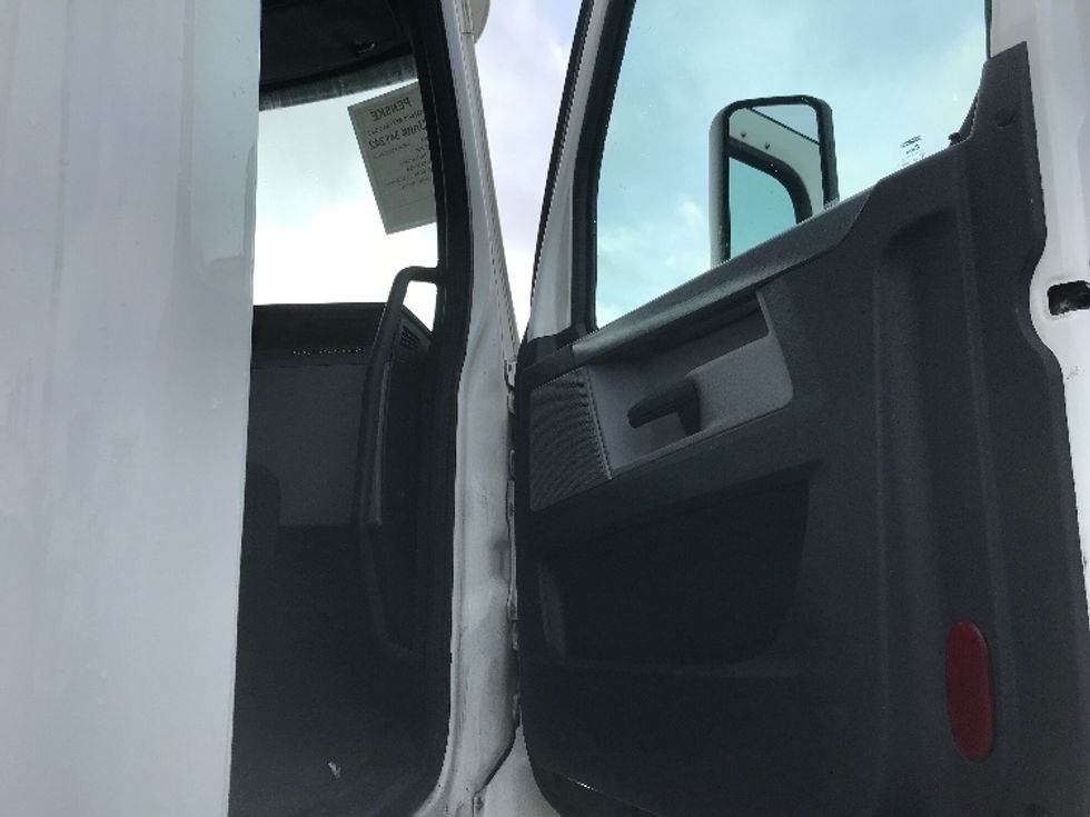 2020 Freightliner Cascadia 126" Day cab photo 10