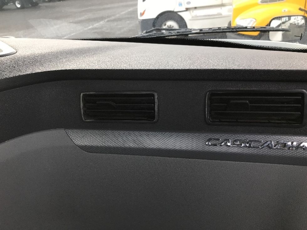 2020 Freightliner Cascadia 126" Day cab photo 11