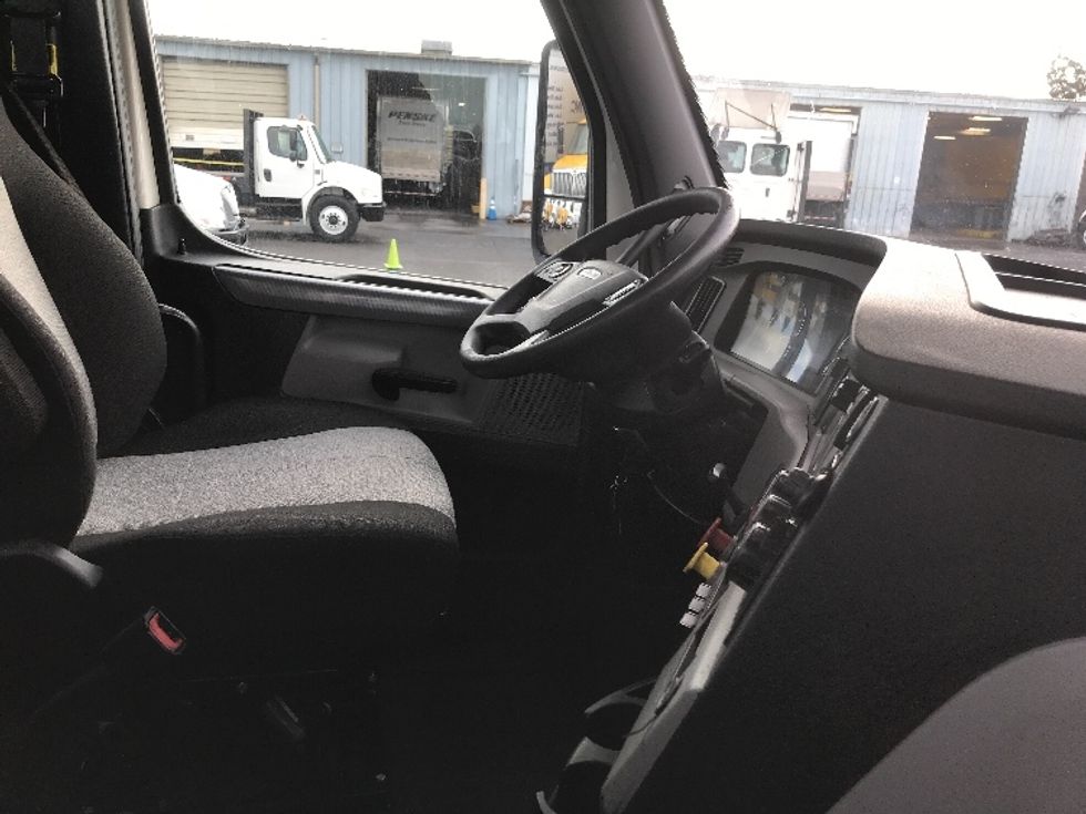 2020 Freightliner Cascadia 126" Day cab photo 12