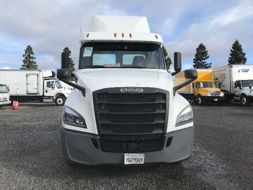 2020 Freightliner Cascadia 126" Day cab photo 2