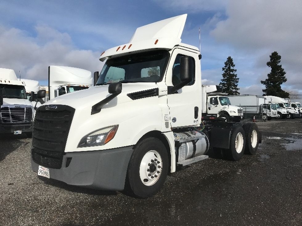 2020 Freightliner Cascadia 126" Day cab photo 3