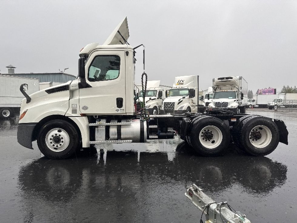 2020 Freightliner Cascadia 126" Day cab photo 4
