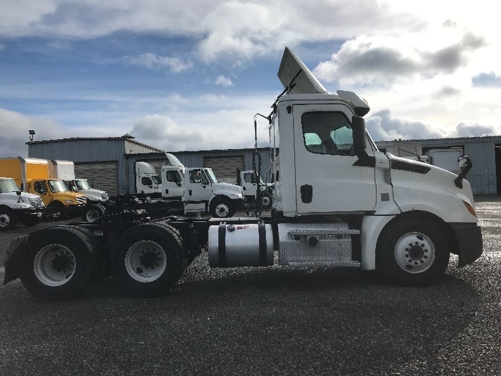 2020 Freightliner Cascadia 126" Day cab photo 8