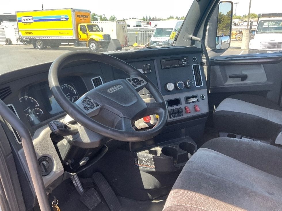 Day Cab Tractor-Heavy Duty Tractors-Freightliner-2020-T12664ST-West Sacramento-CA-413,910\n\t\tmiles-$ 56,000 - Image 11