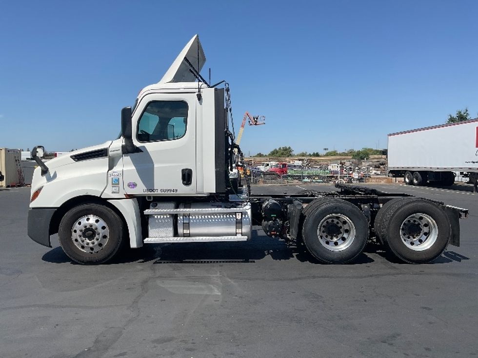 Day Cab Tractor-Heavy Duty Tractors-Freightliner-2020-T12664ST-West Sacramento-CA-413,910\n\t\tmiles-$ 56,000 - Image 4