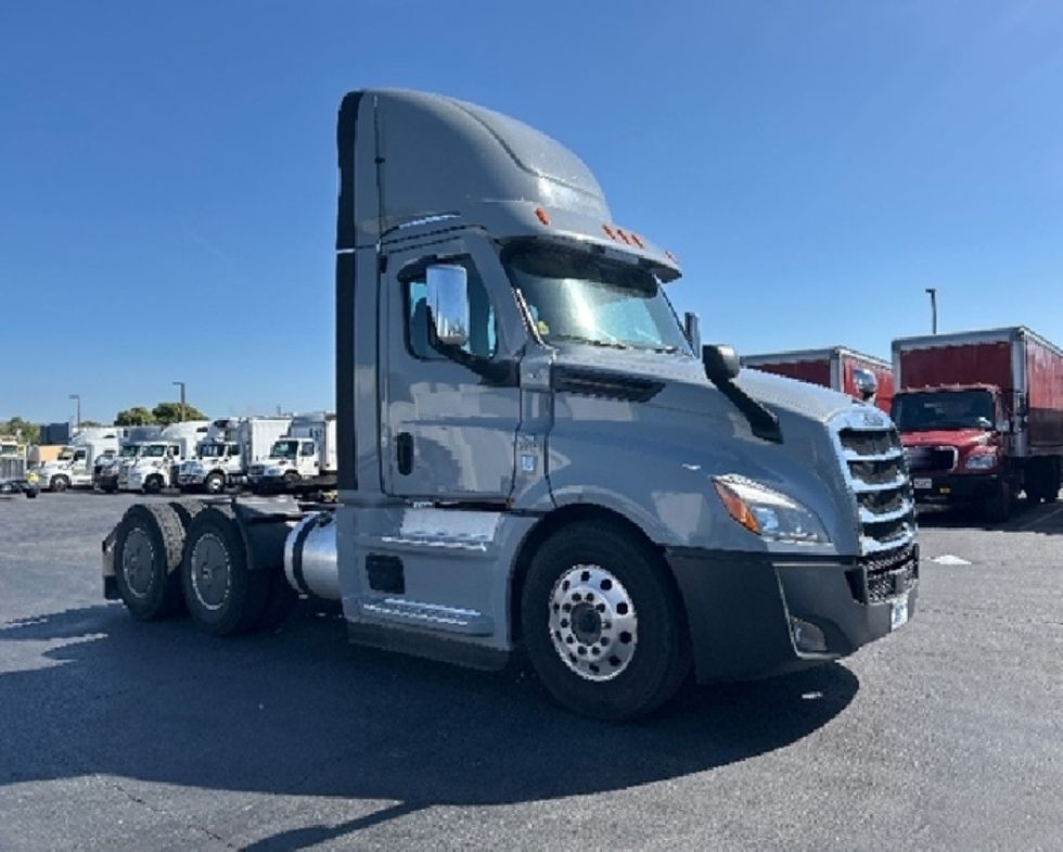 Day Cab Tractor-Heavy Duty Tractors-Freightliner-2020-T12664ST-West Sacramento-CA-427,079\n\t\tmiles-$ 51,000 - Image 1
