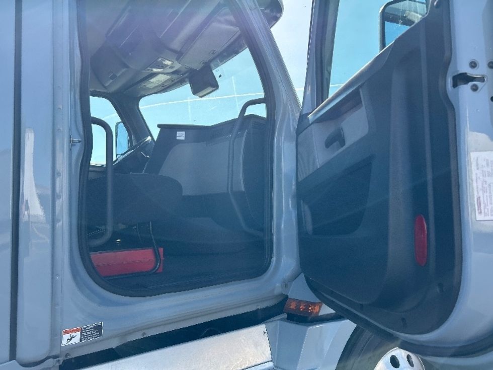 Day Cab Tractor-Heavy Duty Tractors-Freightliner-2020-T12664ST-West Sacramento-CA-427,079\n\t\tmiles-$ 51,000 - Image 12