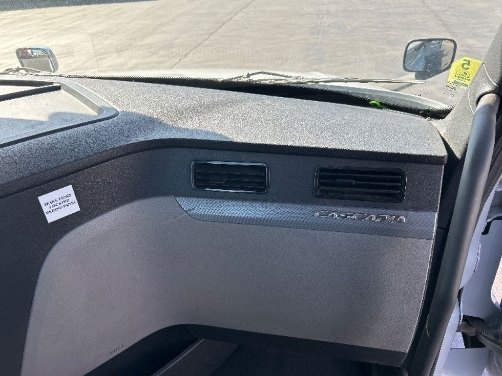 Day Cab Tractor-Heavy Duty Tractors-Freightliner-2020-T12664ST-West Sacramento-CA-427,079\n\t\tmiles-$ 51,000 - Image 13