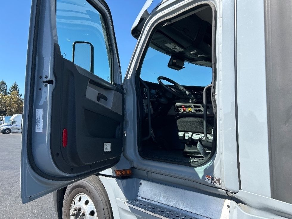 Day Cab Tractor-Heavy Duty Tractors-Freightliner-2020-T12664ST-West Sacramento-CA-427,079\n\t\tmiles-$ 51,000 - Image 9