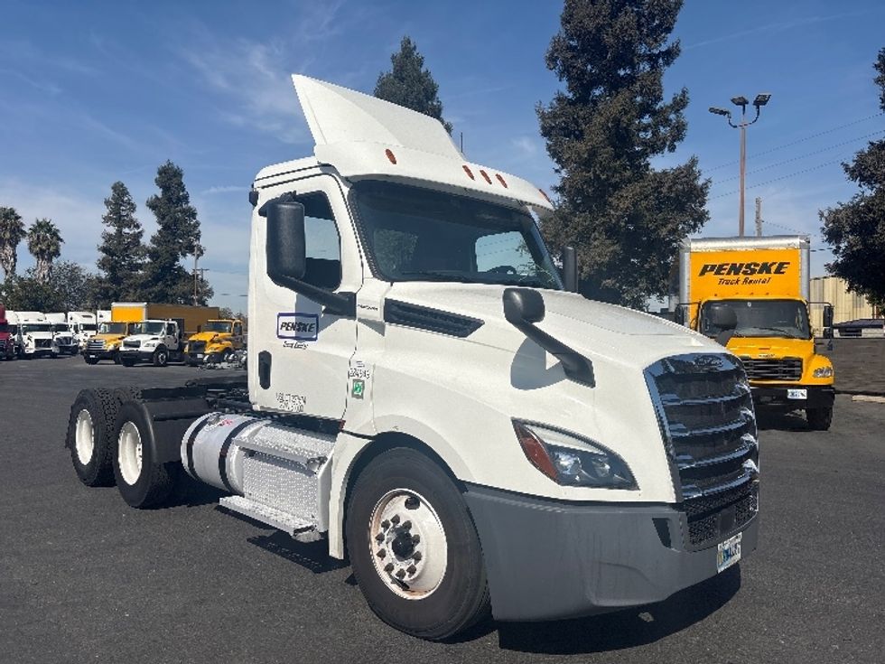 Day Cab Tractor-Heavy Duty Tractors-Freightliner-2020-T12664ST-West Sacramento-CA-515,384\n\t\tmiles-$ 40,250 - Image 1