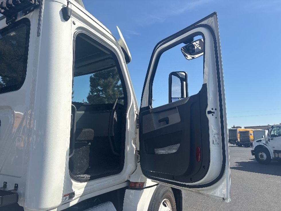 Day Cab Tractor-Heavy Duty Tractors-Freightliner-2020-T12664ST-West Sacramento-CA-515,384\n\t\tmiles-$ 40,250 - Image 12