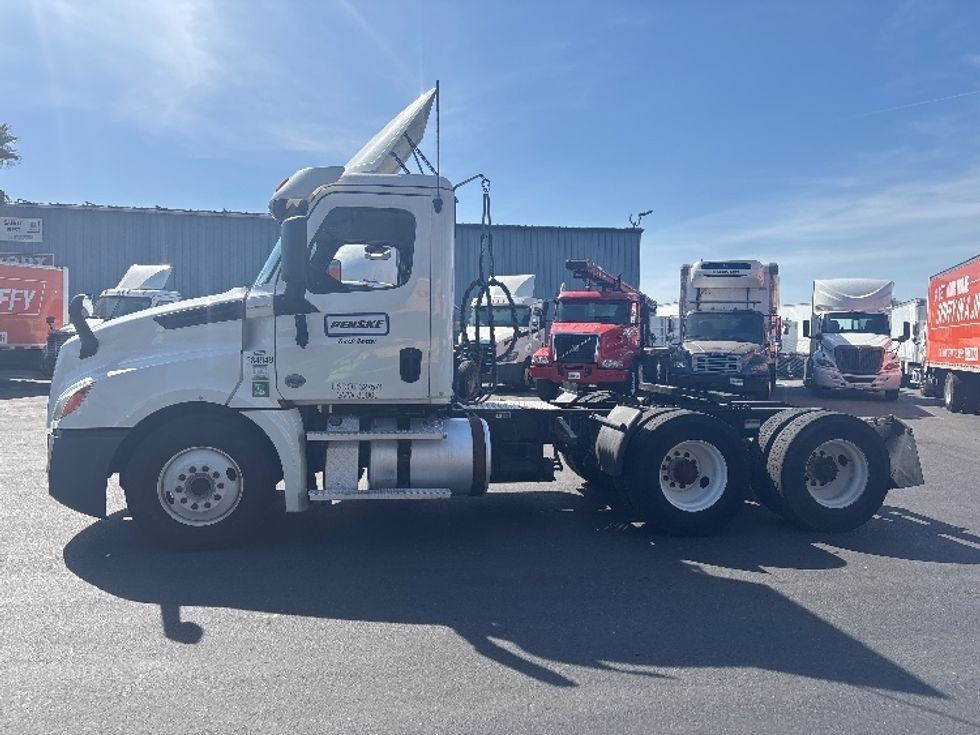 Day Cab Tractor-Heavy Duty Tractors-Freightliner-2020-T12664ST-West Sacramento-CA-515,384\n\t\tmiles-$ 40,250 - Image 4