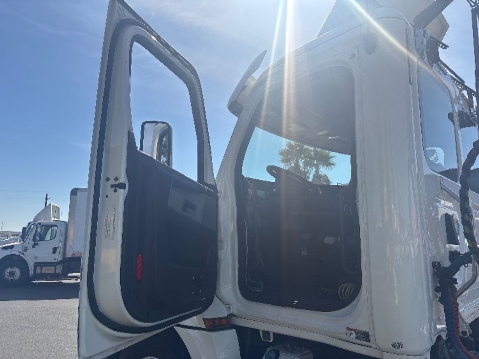 Day Cab Tractor-Heavy Duty Tractors-Freightliner-2020-T12664ST-West Sacramento-CA-515,384\n\t\tmiles-$ 40,250 - Image 9