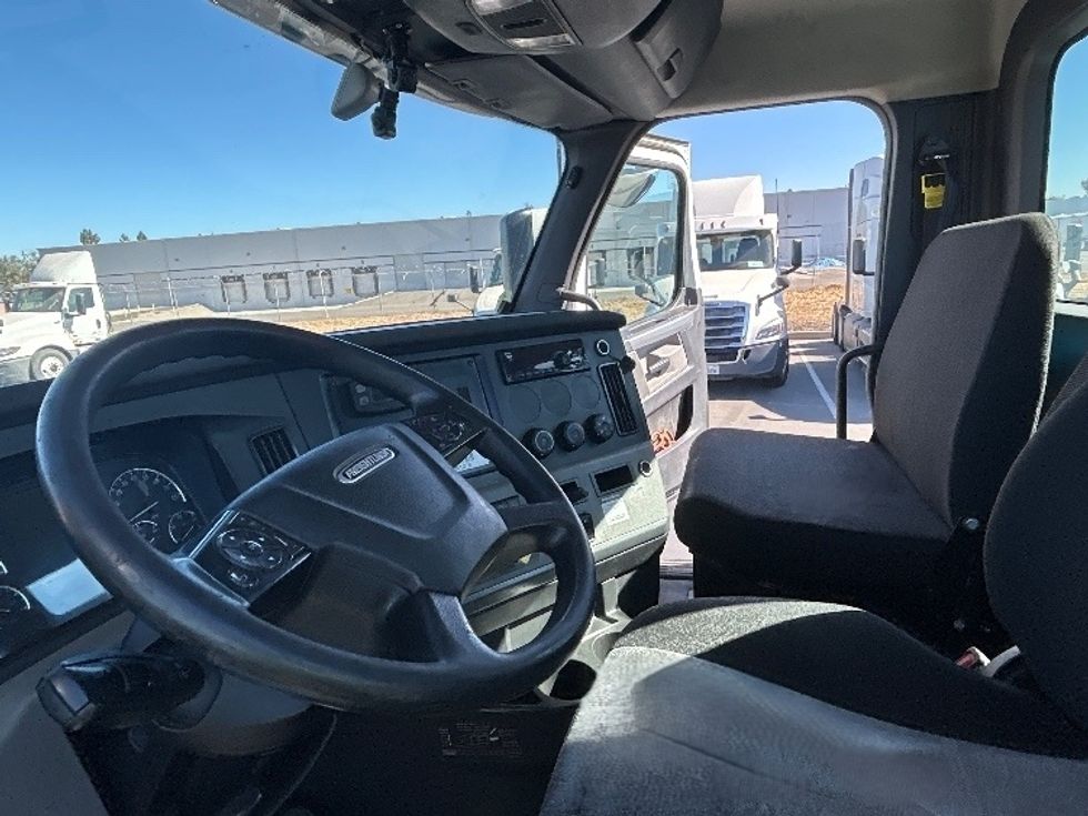 Day Cab Tractor-Heavy Duty Tractors-Freightliner-2020-T12664ST-West Sacramento-CA-530,191\n\t\tmiles-$ 42,500 - Image 10