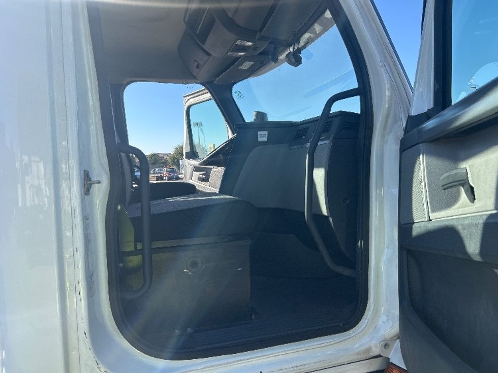 Day Cab Tractor-Heavy Duty Tractors-Freightliner-2020-T12664ST-West Sacramento-CA-530,191\n\t\tmiles-$ 42,500 - Image 12