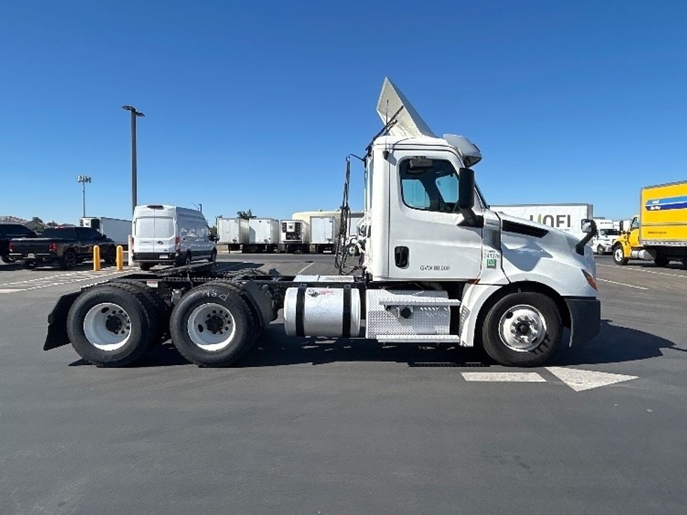 Day Cab Tractor-Heavy Duty Tractors-Freightliner-2020-T12664ST-West Sacramento-CA-530,191\n\t\tmiles-$ 42,500 - Image 8