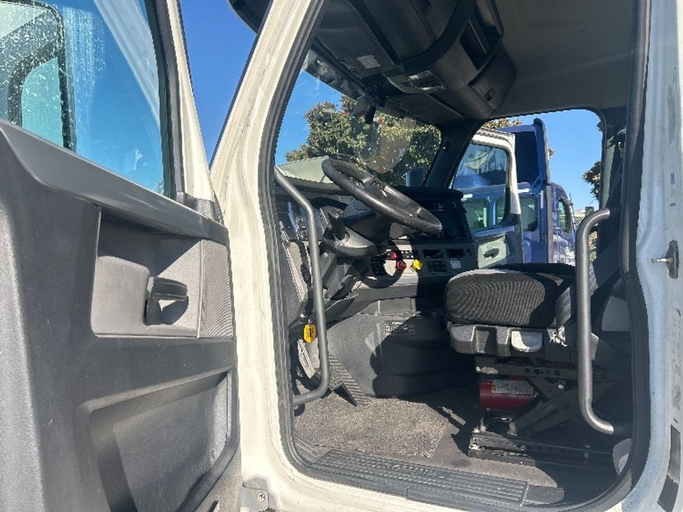 Day Cab Tractor-Heavy Duty Tractors-Freightliner-2020-T12664ST-West Sacramento-CA-530,191\n\t\tmiles-$ 42,500 - Image 9