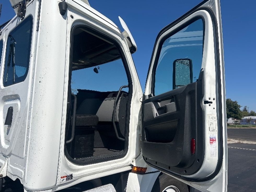Day Cab Tractor-Heavy Duty Tractors-Freightliner-2020-T12664ST-West Sacramento-CA-532,268\n\t\tmiles-$ 40,750 - Image 12