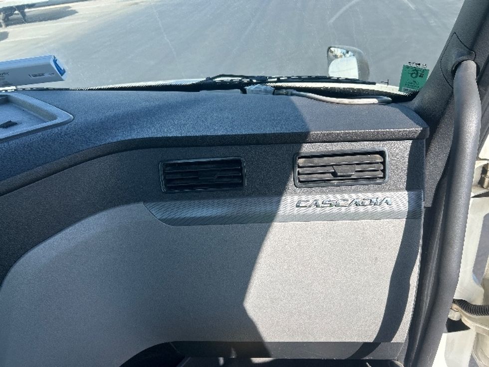 Day Cab Tractor-Heavy Duty Tractors-Freightliner-2020-T12664ST-West Sacramento-CA-532,268\n\t\tmiles-$ 40,750 - Image 13