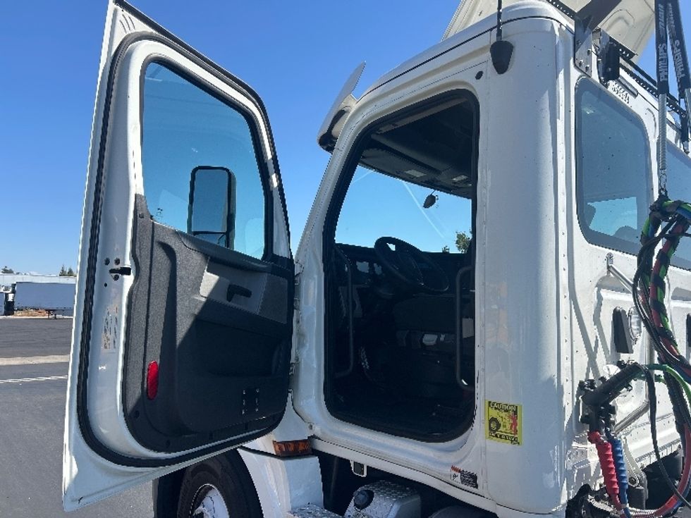Day Cab Tractor-Heavy Duty Tractors-Freightliner-2020-T12664ST-West Sacramento-CA-532,268\n\t\tmiles-$ 40,750 - Image 9