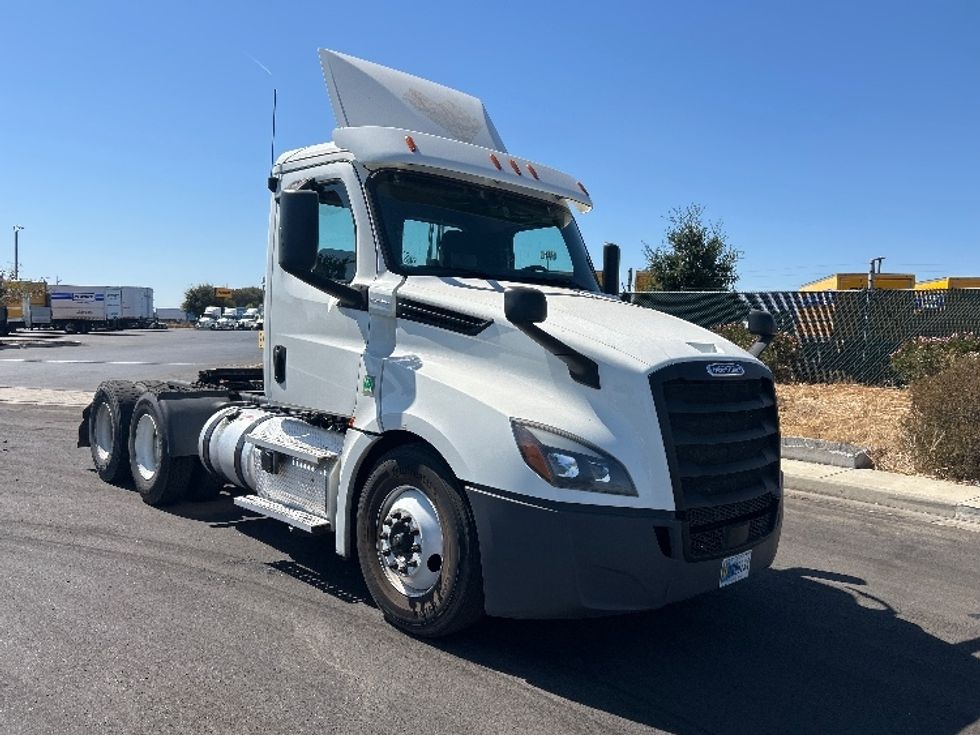 Day Cab Tractor-Heavy Duty Tractors-Freightliner-2020-T12664ST-West Sacramento-CA-566,550\n\t\tmiles-$ 40,000 - Image 1