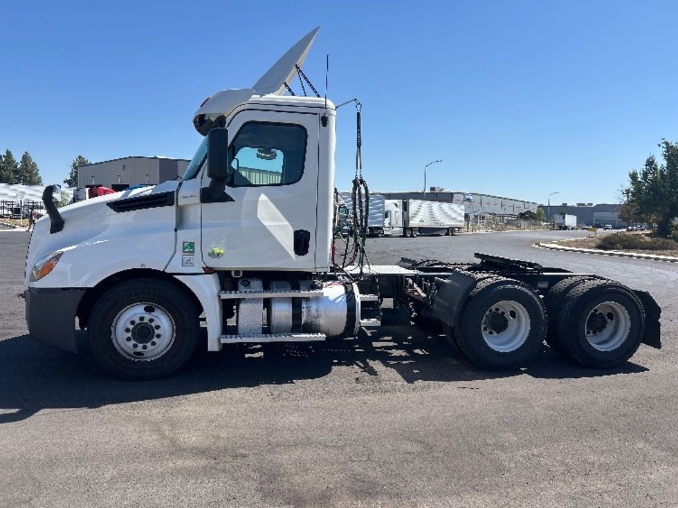 Day Cab Tractor-Heavy Duty Tractors-Freightliner-2020-T12664ST-West Sacramento-CA-566,550\n\t\tmiles-$ 40,000 - Image 4