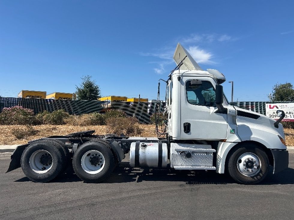 Day Cab Tractor-Heavy Duty Tractors-Freightliner-2020-T12664ST-West Sacramento-CA-566,550\n\t\tmiles-$ 40,000 - Image 8