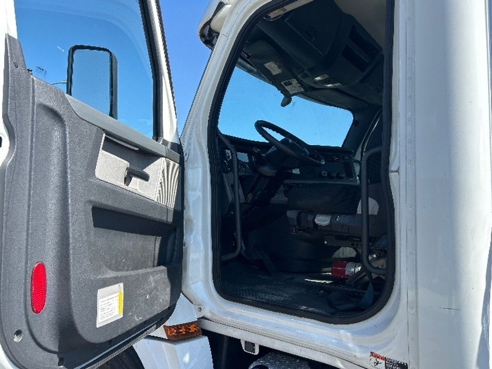 Day Cab Tractor-Heavy Duty Tractors-Freightliner-2020-T12664ST-West Sacramento-CA-566,550\n\t\tmiles-$ 40,000 - Image 9