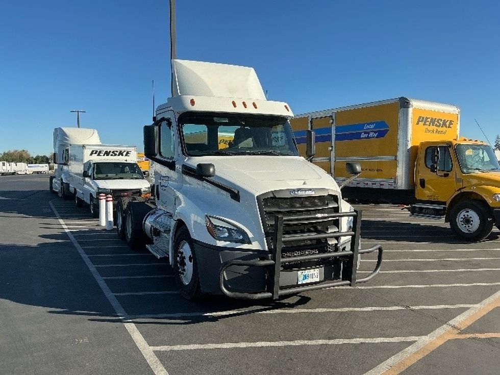 Day Cab Tractor-Heavy Duty Tractors-Freightliner-2020-T12664ST-West Sacramento-CA-569,186\n\t\tmiles-$ 39,750 - Image 1