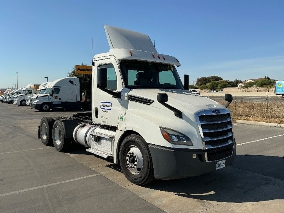 Day Cab Tractor-Heavy Duty Tractors-Freightliner-2020-T12664ST-West Sacramento-CA-608,564\n\t\tmiles-$ 35,000 - Image 1