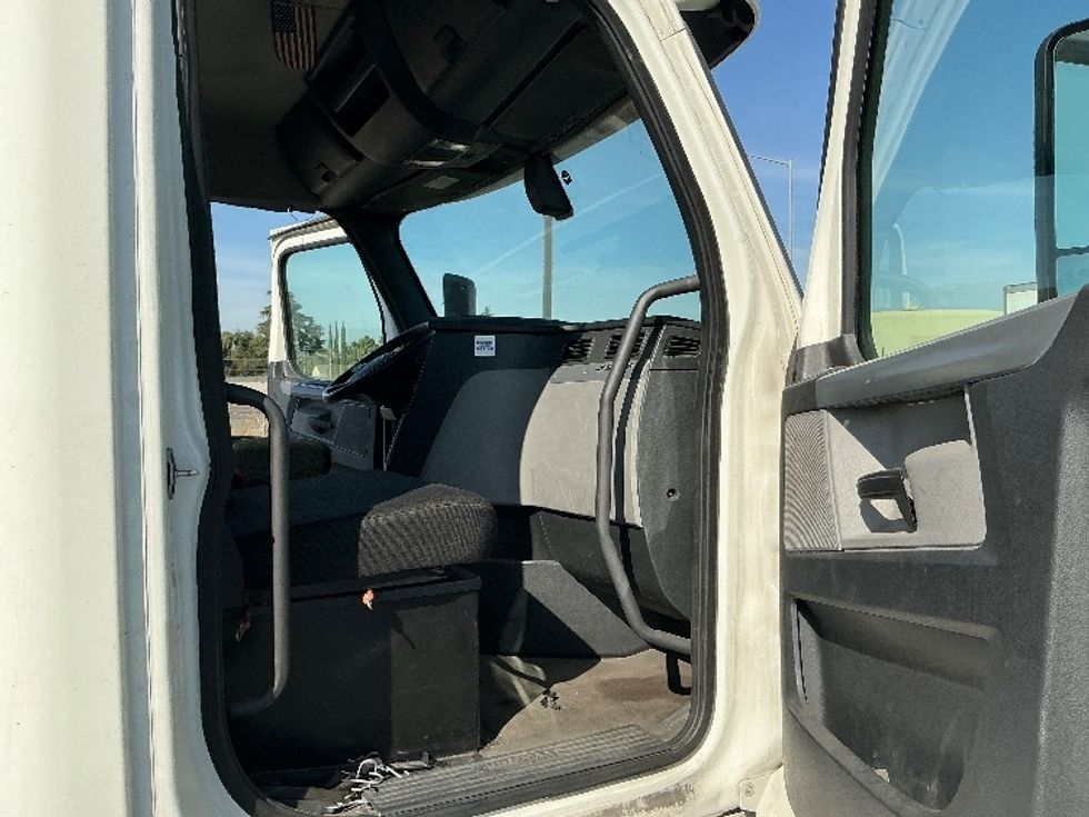 Day Cab Tractor-Heavy Duty Tractors-Freightliner-2020-T12664ST-West Sacramento-CA-608,564\n\t\tmiles-$ 35,000 - Image 12