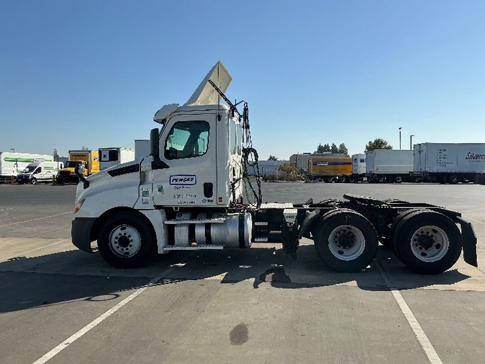 Day Cab Tractor-Heavy Duty Tractors-Freightliner-2020-T12664ST-West Sacramento-CA-608,564\n\t\tmiles-$ 35,000 - Image 4