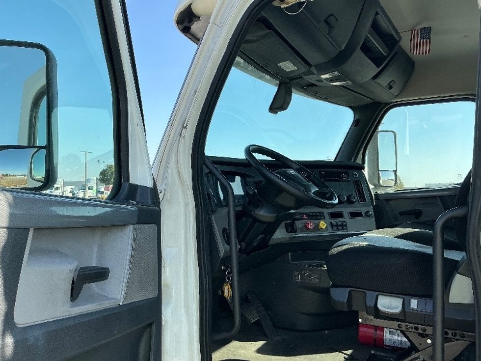 Day Cab Tractor-Heavy Duty Tractors-Freightliner-2020-T12664ST-West Sacramento-CA-608,564\n\t\tmiles-$ 35,000 - Image 9