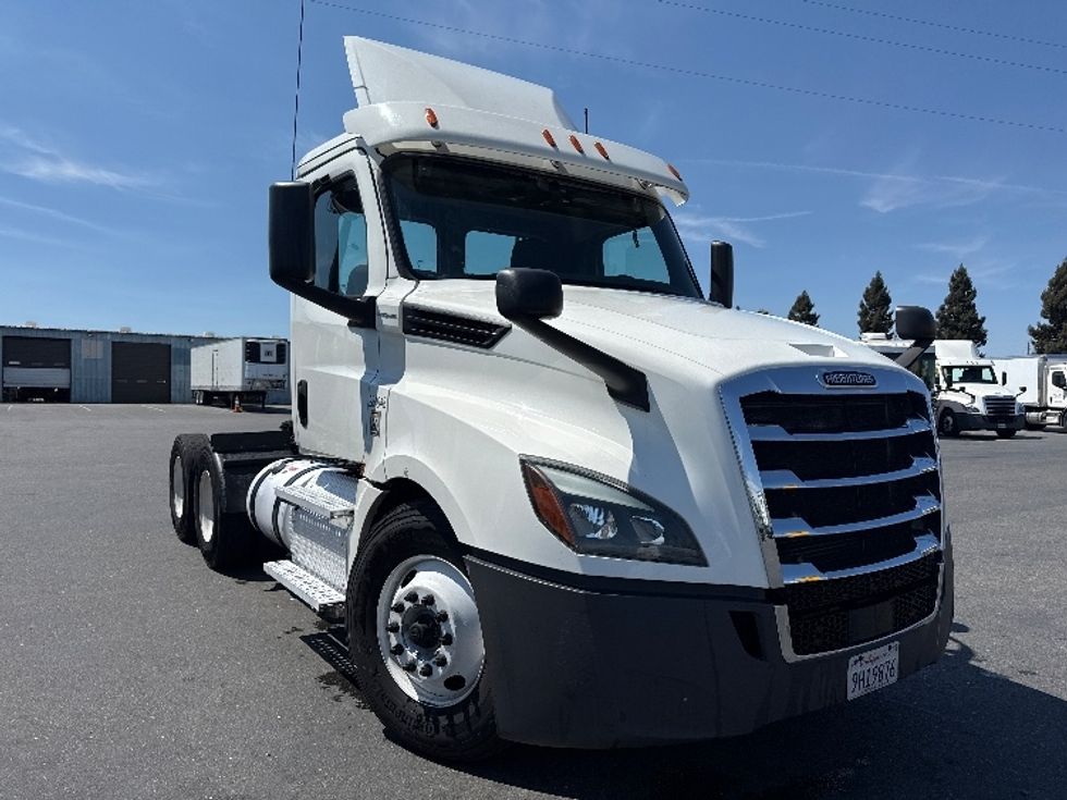 Day Cab Tractor-Heavy Duty Tractors-Freightliner-2020-T12664ST-West Sacramento-CA-627,257\n\t\tmiles-$ 27,750 - Image 1