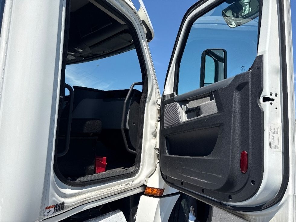 Day Cab Tractor-Heavy Duty Tractors-Freightliner-2020-T12664ST-West Sacramento-CA-627,257\n\t\tmiles-$ 27,750 - Image 12
