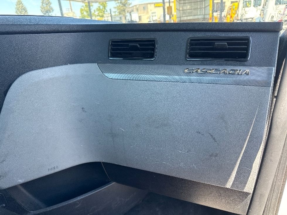 Day Cab Tractor-Heavy Duty Tractors-Freightliner-2020-T12664ST-West Sacramento-CA-627,257\n\t\tmiles-$ 27,750 - Image 13