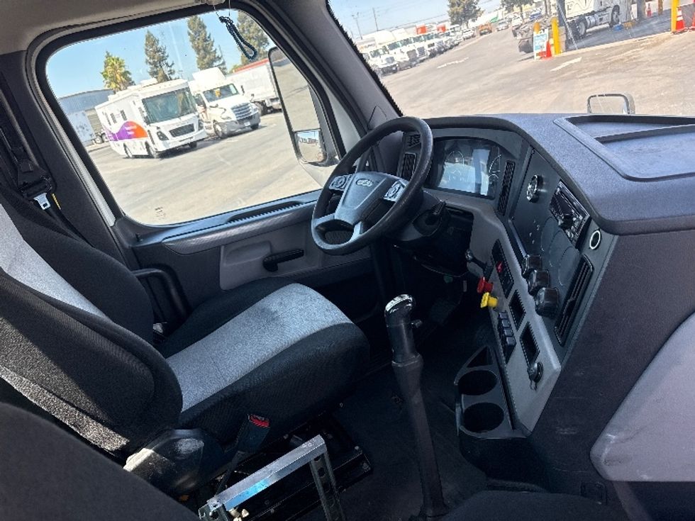 Day Cab Tractor-Heavy Duty Tractors-Freightliner-2020-T12664ST-West Sacramento-CA-627,257\n\t\tmiles-$ 27,750 - Image 14