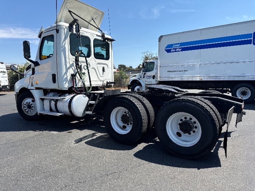 Day Cab Tractor-Heavy Duty Tractors-Freightliner-2020-T12664ST-West Sacramento-CA-627,257\n\t\tmiles-$ 27,750 - Image 5