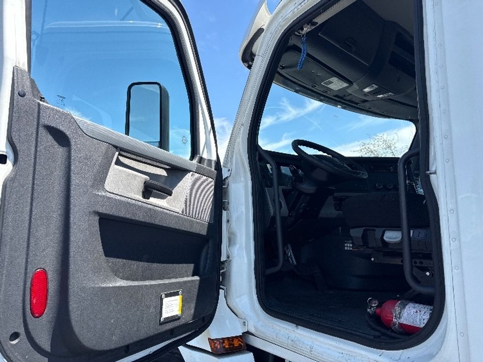 Day Cab Tractor-Heavy Duty Tractors-Freightliner-2020-T12664ST-West Sacramento-CA-627,257\n\t\tmiles-$ 27,750 - Image 9