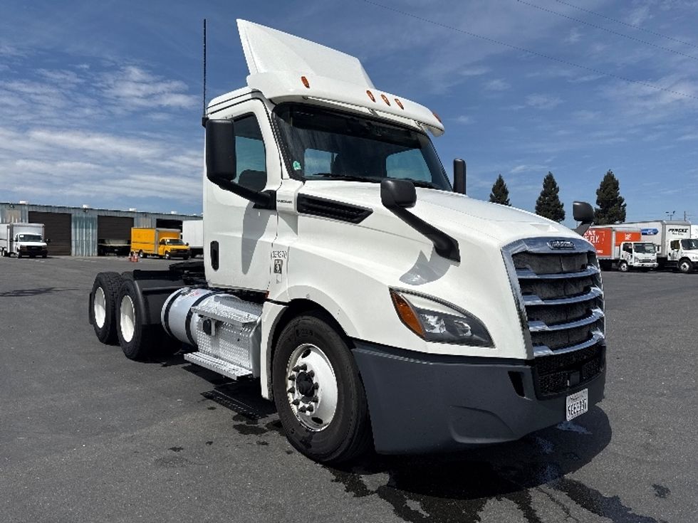 Day Cab Tractor-Heavy Duty Tractors-Freightliner-2020-T12664ST-West Sacramento-CA-676,896\n\t\tmiles-$ 27,750 - Image 1